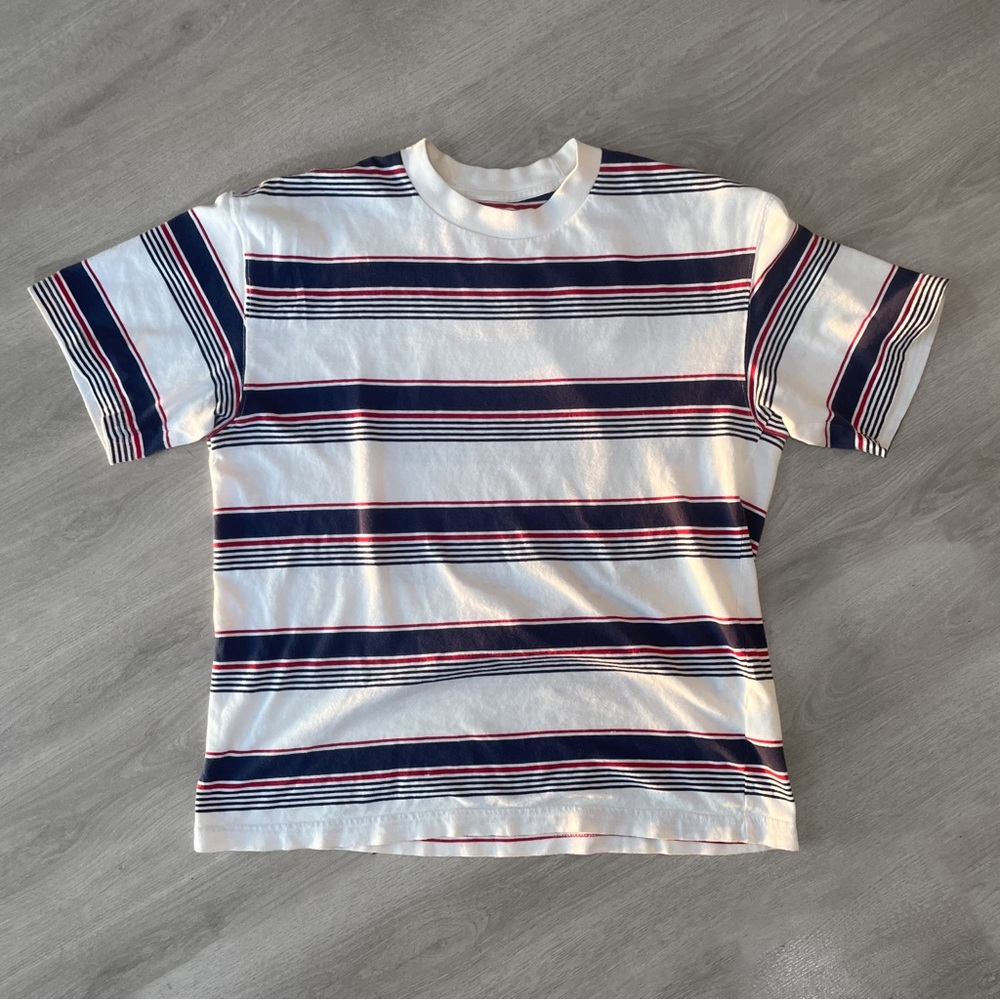 Abercrombie t shirt 
White, blue and red